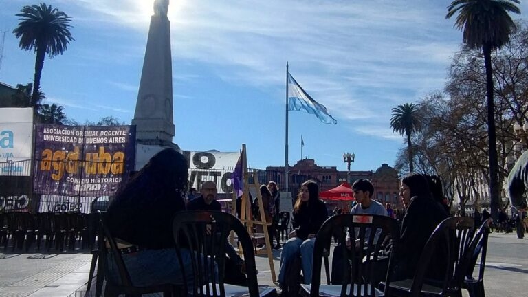 Jubilados y docentes protestan frente al Congreso y en Plaza de Mayo contra el ajuste de Javier Milei