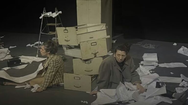 «Quien sea llega tarde», dirigida por Paco de La Zaranda, dialoga con lo miserable del mundo que supimos construir