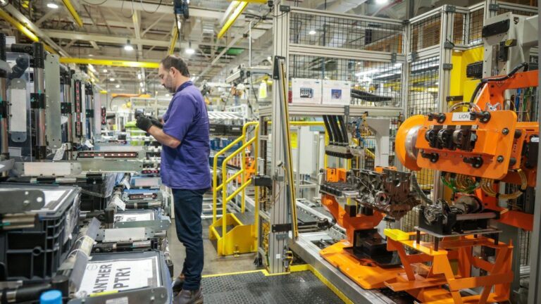 Industria en crisis: el uso de la capacidad instalada se hundió al 53,8% en diciembre, el menor nivel en 21 meses