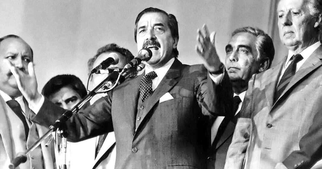 Asistentes al homenaje a Raúl Alfonsín en el cementerio de Recoleta.