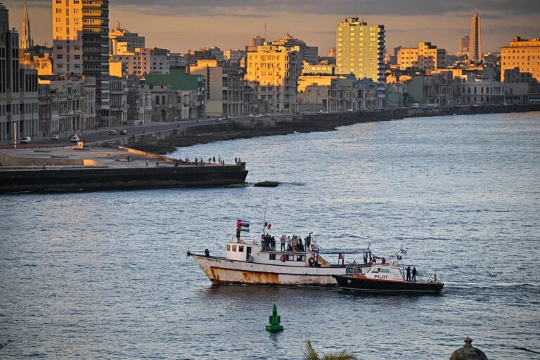 Operativo de búsqueda marítima y aérea de la Armada de México en el Caribe