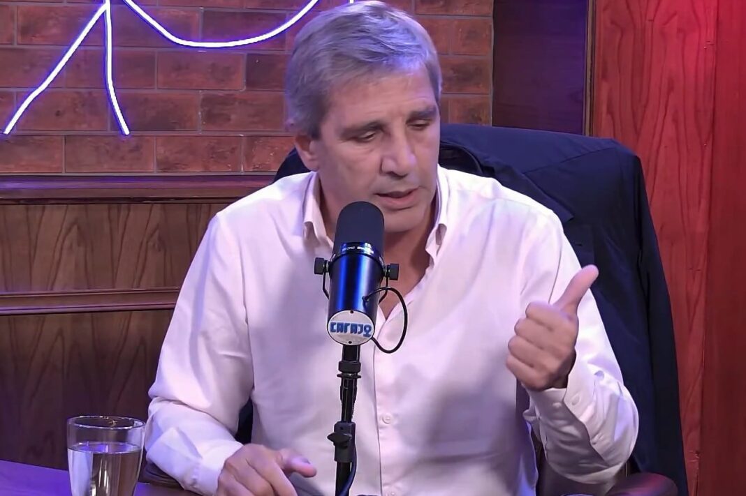 El ministro de Economía Luis Caputo durante una entrevista en un estudio.