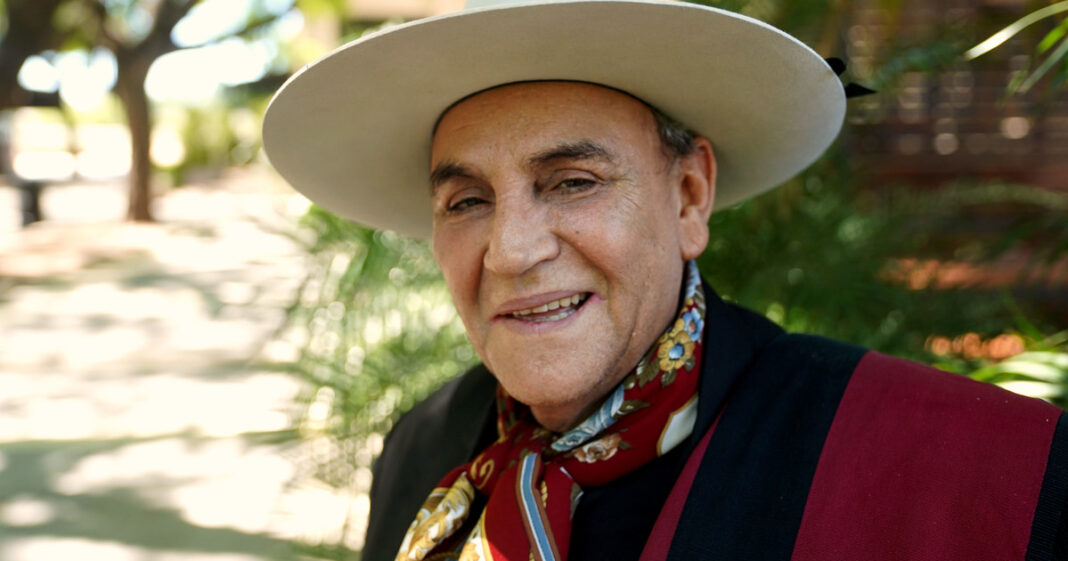Vista de la finca del Chaqueño Palavecino en Rosario de Lerma, Salta, con edificaciones de estilo rural y montañas al fondo.