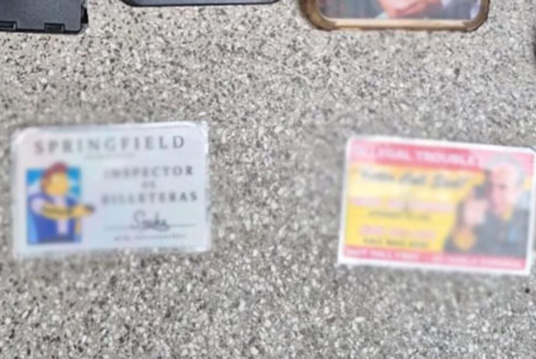 Ilustración de una credencial policial falsa con personajes de series de televisión, en un contexto de noticia sobre seguridad.