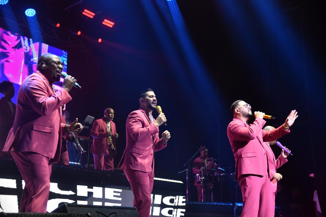 Integrantes del Grupo Niche en el escenario durante su concierto debut en Argentina.