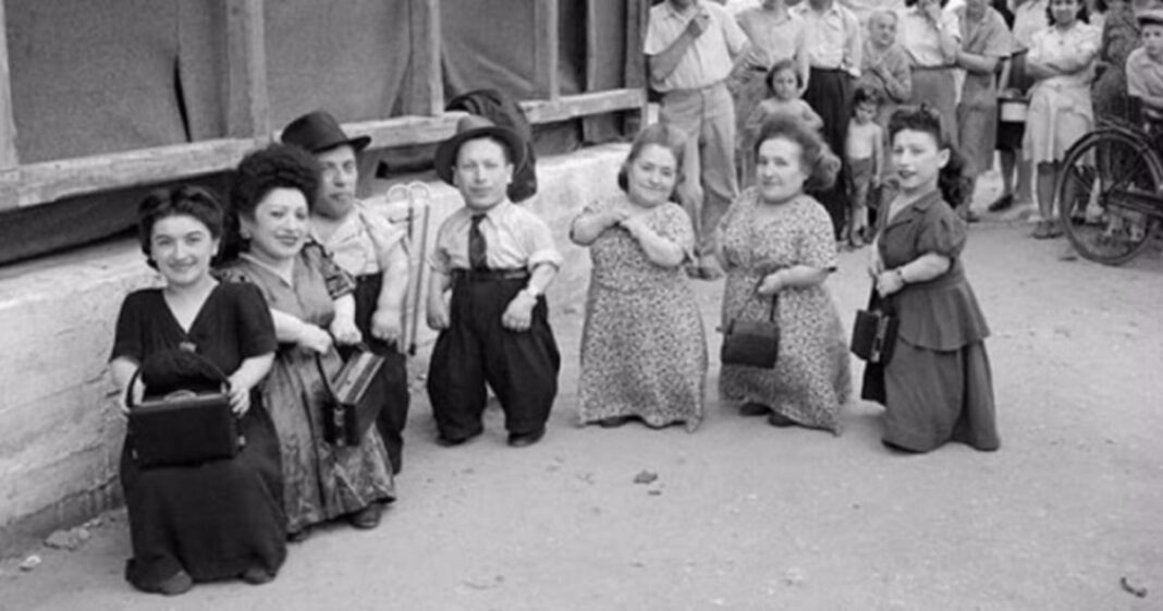 Fotografía histórica de los hermanos Ovitz, integrantes de La Lilliput Troupe