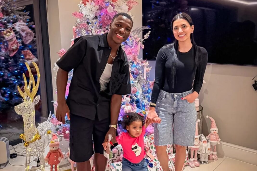 Moisés Caicedo, futbolista del Chelsea, posa con la camiseta de la selección de Ecuador.