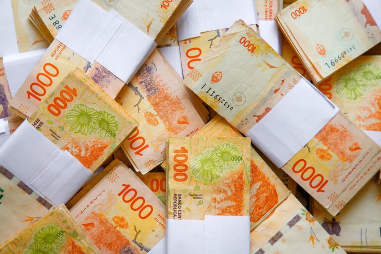 Tabla comparativa de tasas de interés para plazos fijos en bancos argentinos
