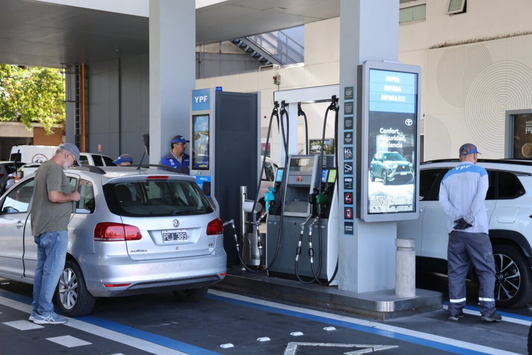 Gráfico que muestra la evolución del precio de la nafta y su relación con el salario en Argentina.