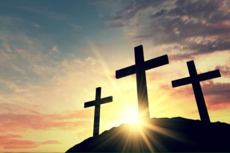 Calendario del mes de abril con símbolos religiosos católicos