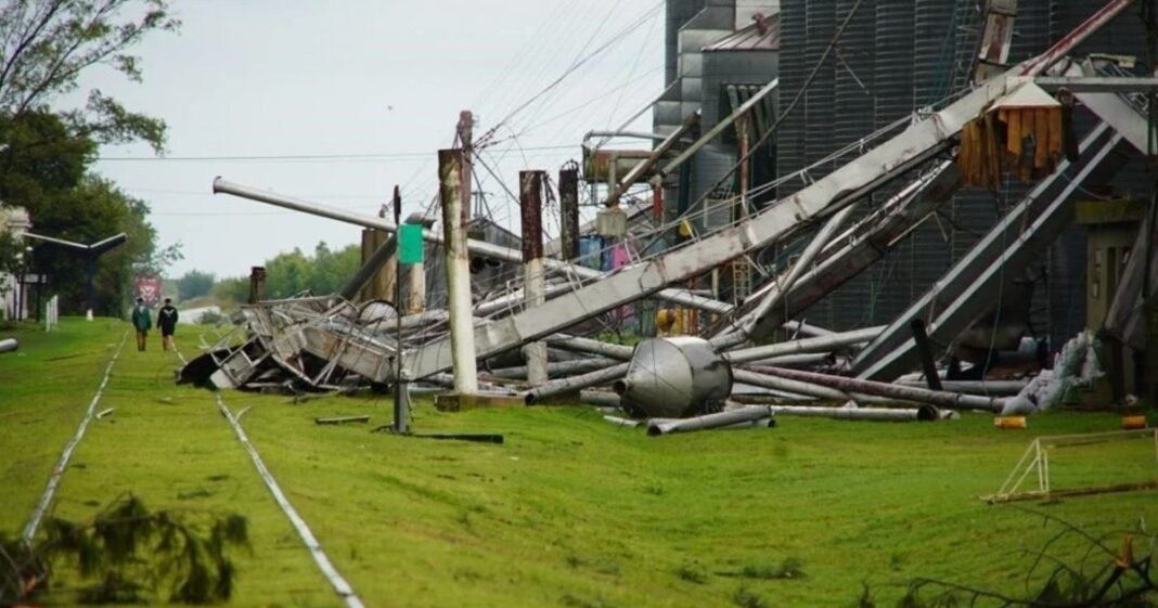 Imagen representativa de un temporal con vientos fuertes y lluvia afectando una zona rural o urbana de las provincias de Santa Fe o Córdoba.