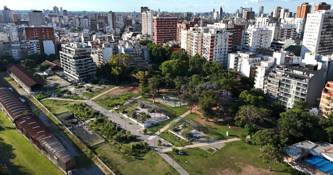 Congreso de urbanismo en Roma con expertos internacionales debatiendo en un auditorio.