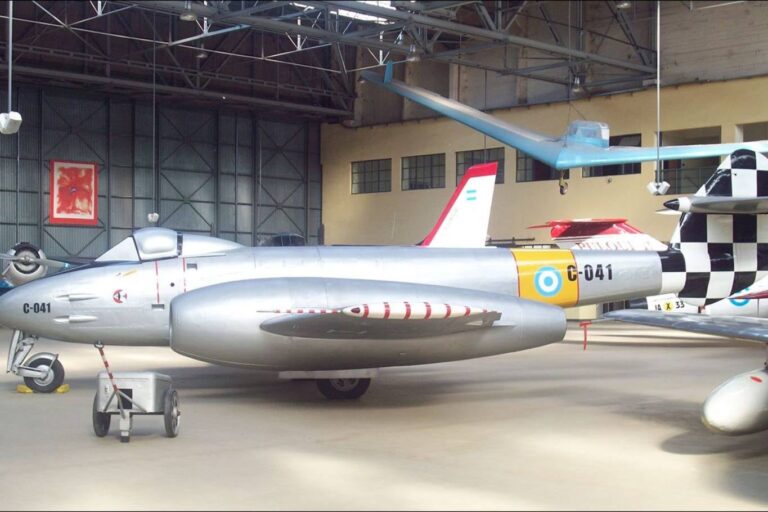 Fotografía histórica de un avión caza Gloster Meteor similar al accidentado en Castelar en 1958.