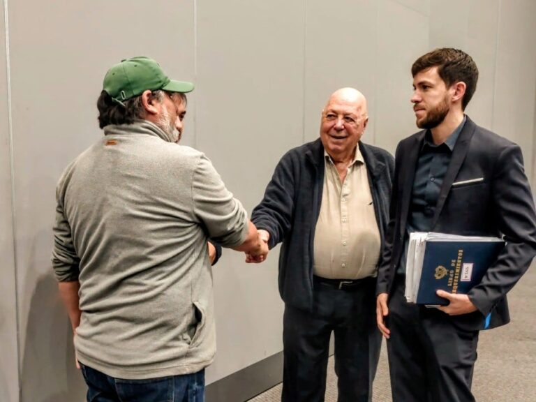 Firma del acuerdo entre Roberto Urquía y el Mocase VC en el Centro de Convenciones FORUM