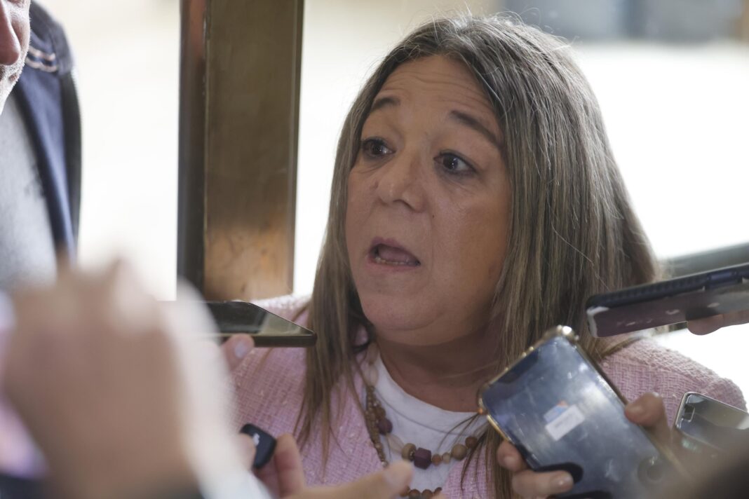 Adriana Nechevenko, escribana de Manuel Adorni, declarando en Comodoro Py.