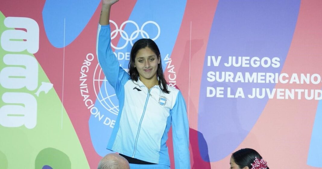 Agostina Hein, nadadora argentina, celebra con una medalla de oro en los Juegos Suramericanos de la Juventud Panamá 2026.
