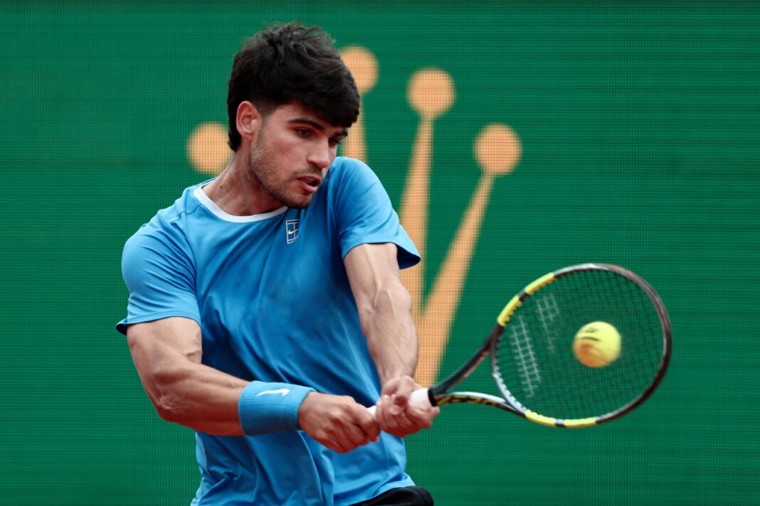 Carlos Alcaraz y Jannik Sinner en acción durante el torneo de Montecarlo 2026.