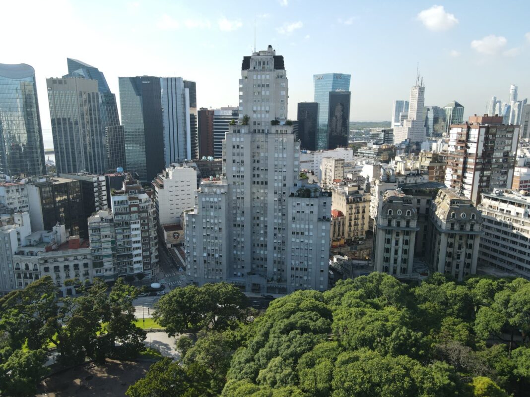 Gráfico comparativo del aumento de alquileres frente a la inflación en una ciudad