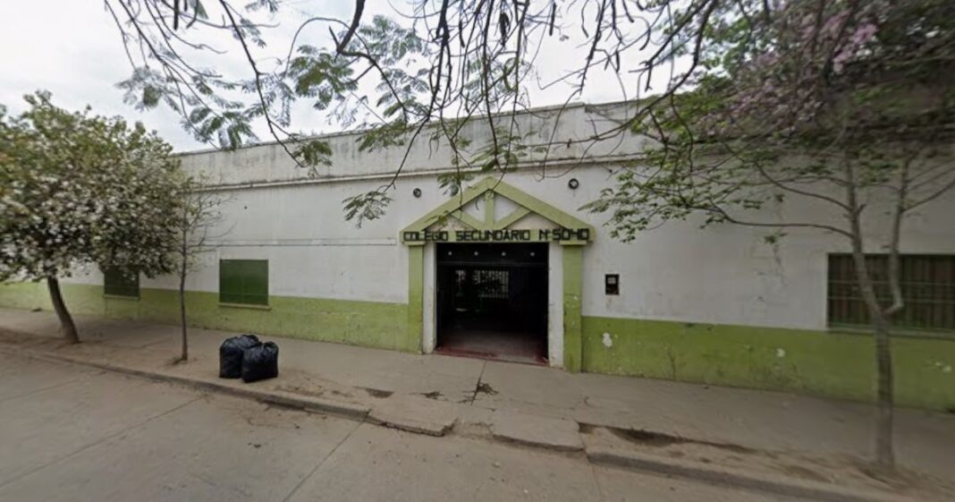 Exterior del Colegio N° 5040 en San Ramón de la Nueva Orán, provincia de Salta.