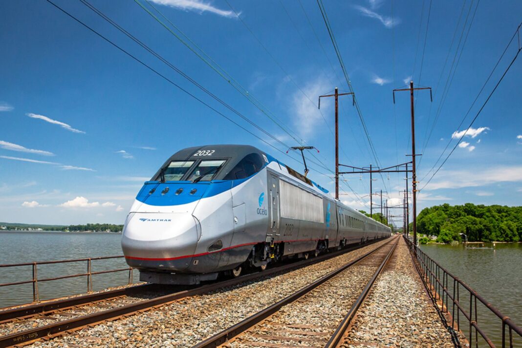 Tren de alta velocidad Amtrak Acela en viaje por el corredor noreste de Estados Unidos