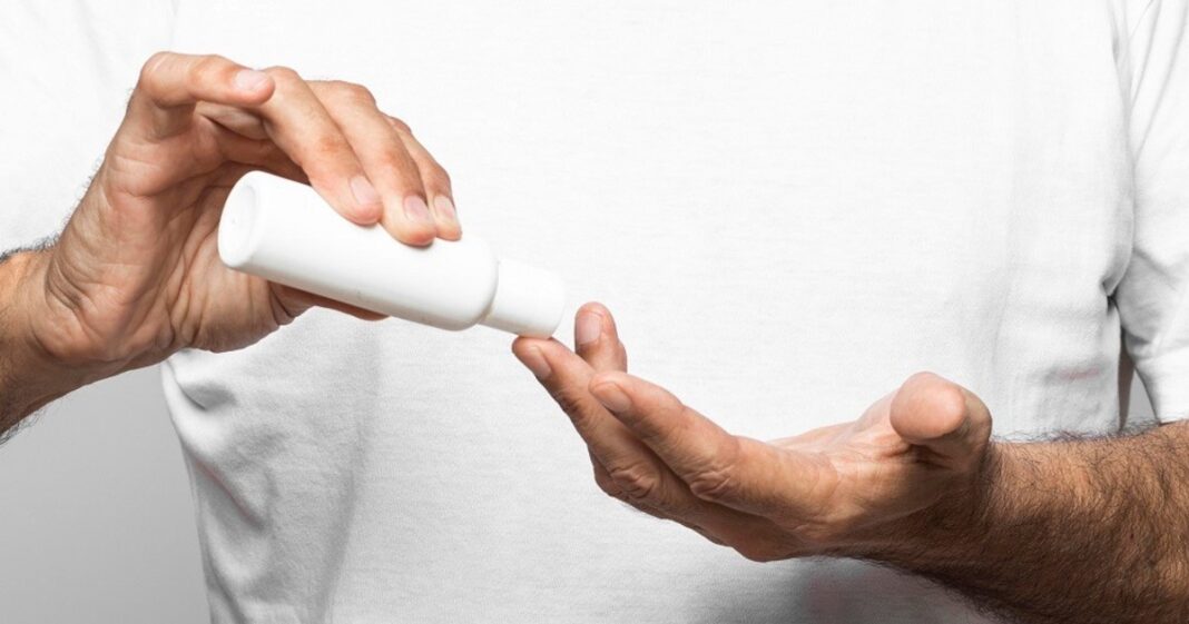 Logotipo de la ANMAT y productos cosméticos genéricos sobre una superficie.