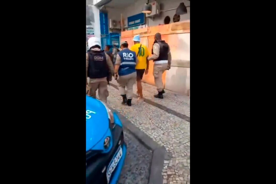 Policía brasileña en Copacabana, Río de Janeiro