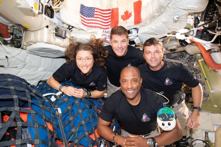 Astronautas de la misión Artemis II en entrenamiento para adaptarse a los efectos de la microgravedad.
