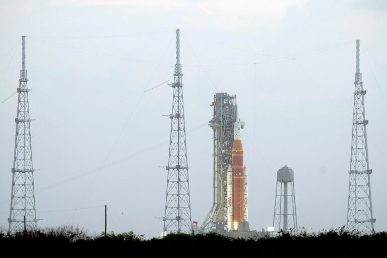 Astronautas de la misión Artemis II caminan hacia el vehículo que los llevará a la plataforma de lanzamiento en el Centro Espacial Kennedy.