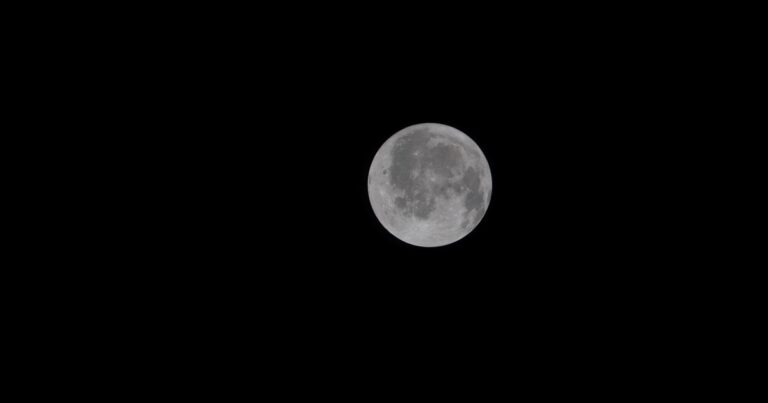Fotografía tomada por la tripulación de Artemis II mostrando la Luna distante y la Cuenca Oriental visible.