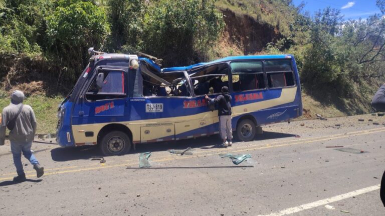 Vehículos destruidos tras ataque bomba en la vía Panamericana, Cauca, Colombia