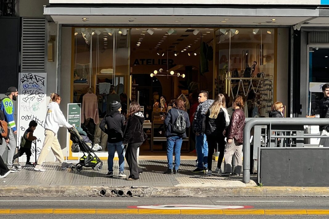 Locales vacíos en la avenida Cabildo, Buenos Aires