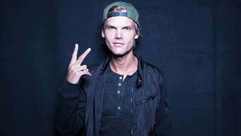 Fotografía del DJ y productor sueco Avicii (Tim Bergling) durante una presentación en vivo.