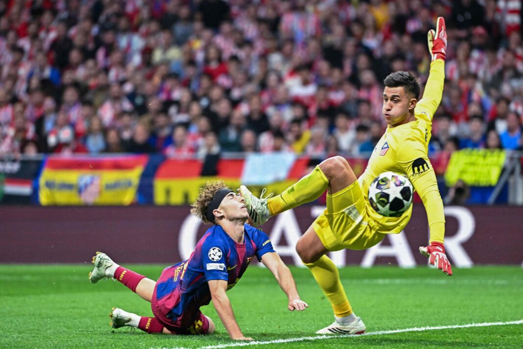 Jugadores de Barcelona y Atlético de Madrid durante el partido de la Champions League en el estadio Metropolitano.
