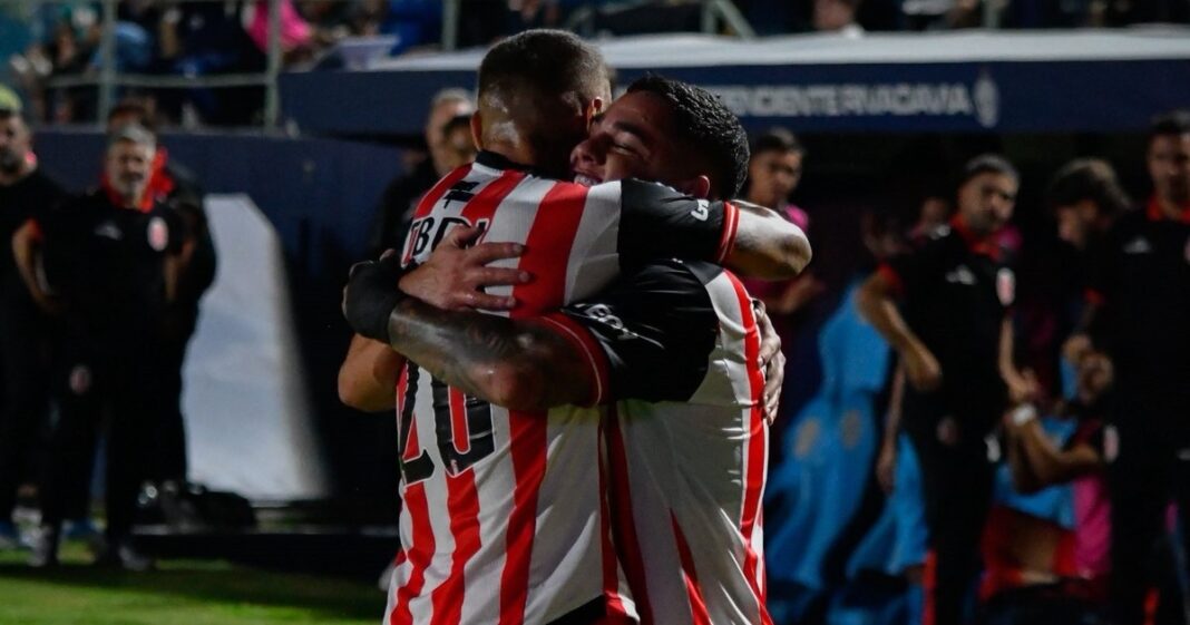 Jugadores de Barracas Central y Vasco da Gama en acción durante un partido de fútbol.