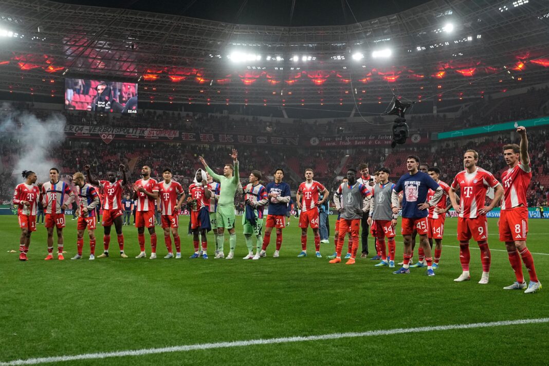 Jugadores del Bayern München celebrando un gol durante la semifinal de la Copa de Alemania contra el Bayer Leverkusen.