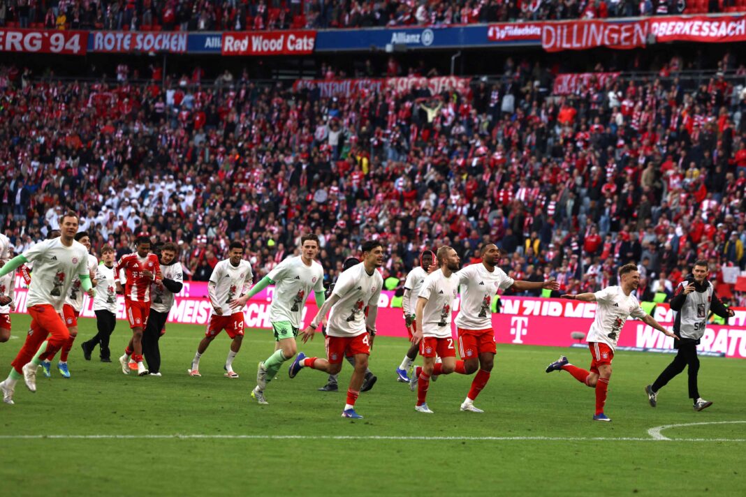 Jugadores del Bayern Munich celebran el título de la Bundesliga en el Allianz Arena.