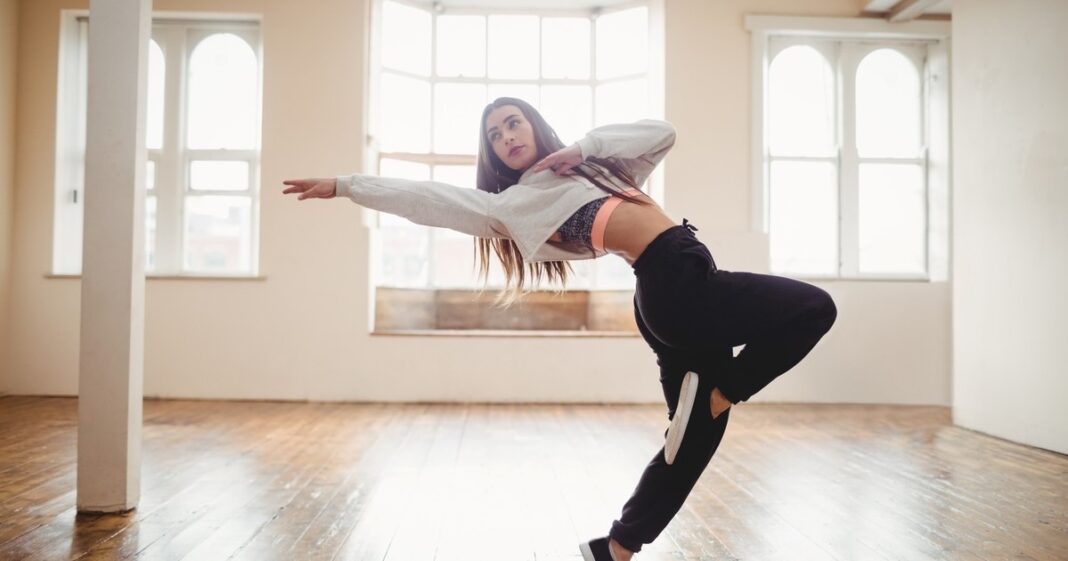 Persona bailando sola y con expresión de alegría en el interior de una casa