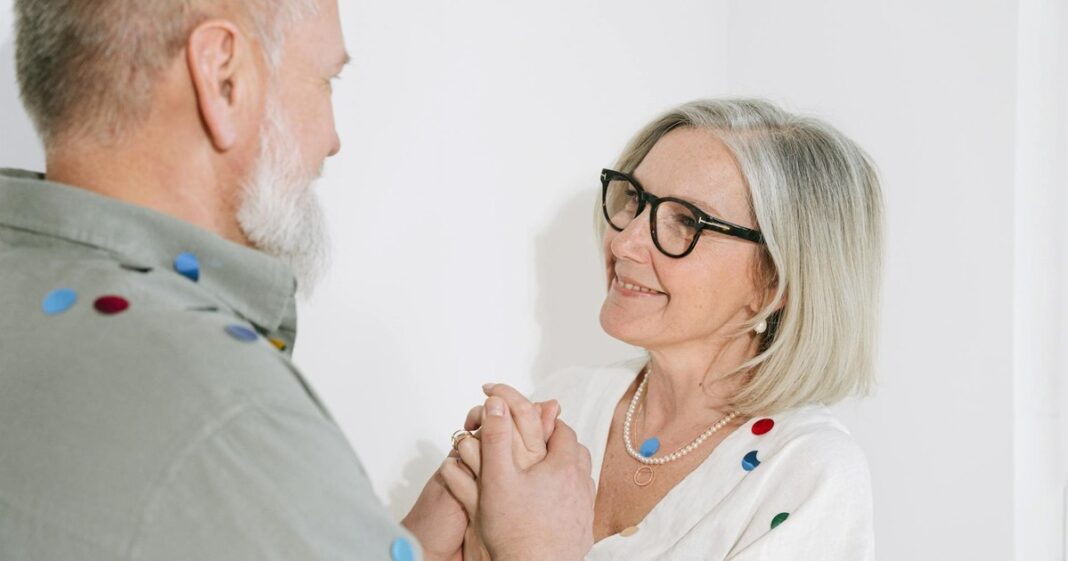 Persona mayor sonriente realizando una actividad al aire libre, simbolizando bienestar y madurez activa.