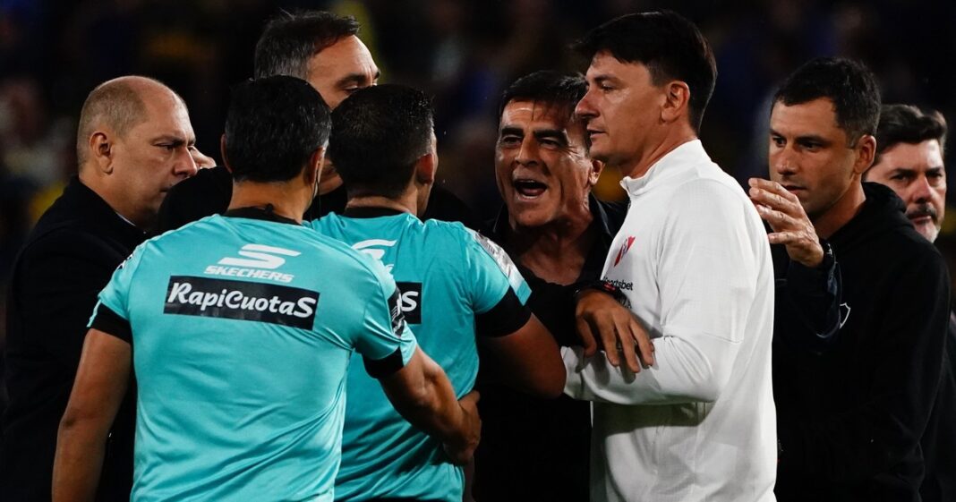 Jugadores de Boca Juniors e Independiente durante el clásico en La Bombonera.