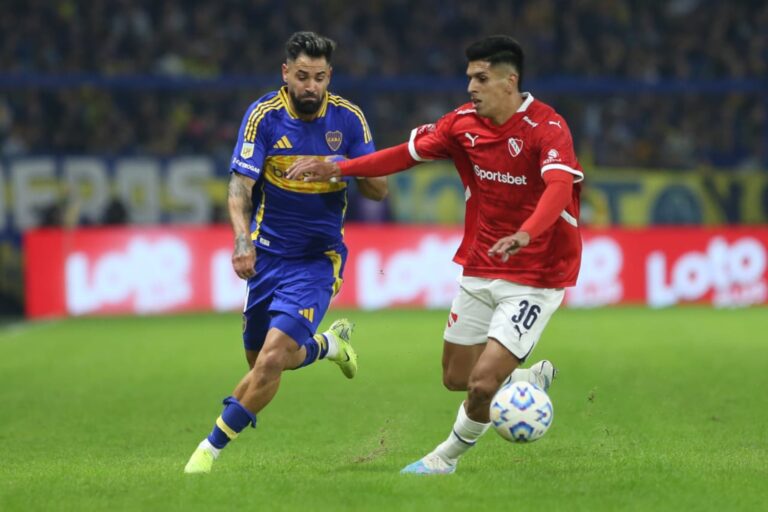 Jugadores de Boca Juniors e Independiente en acción durante un partido de fútbol.