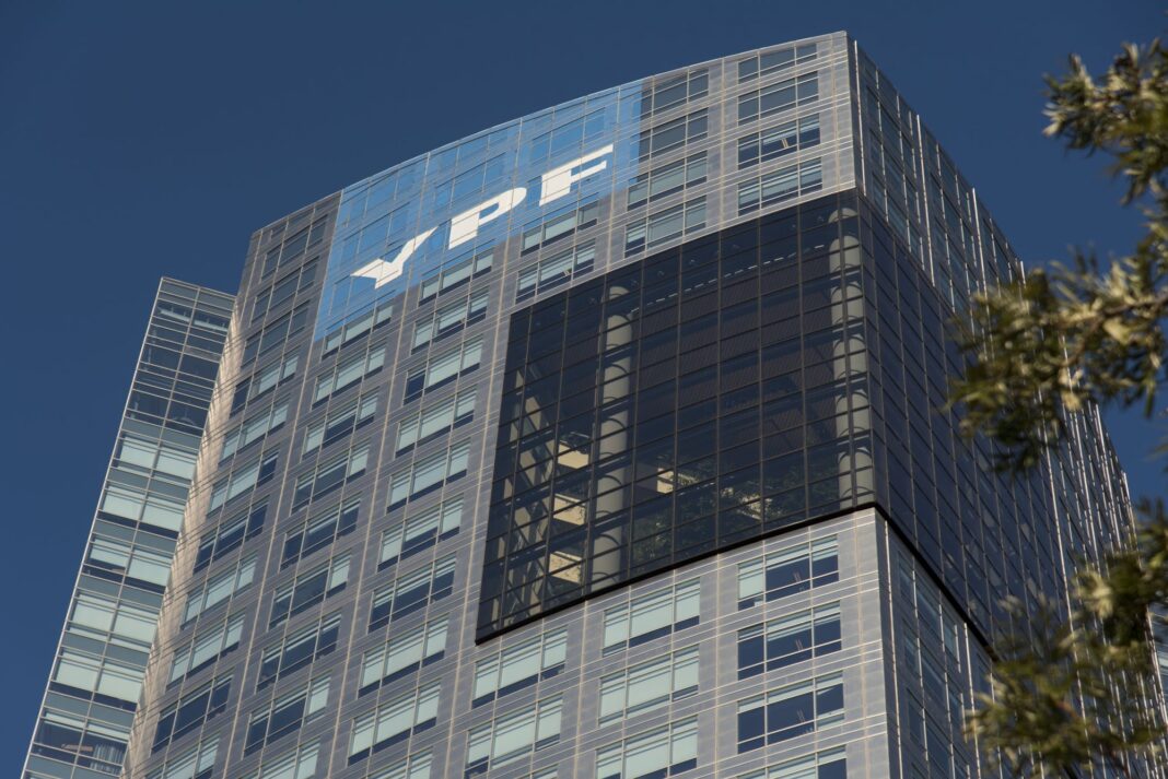 Edificio de tribunales de justicia representando el caso judicial entre fondos buitre y Argentina por YPF.