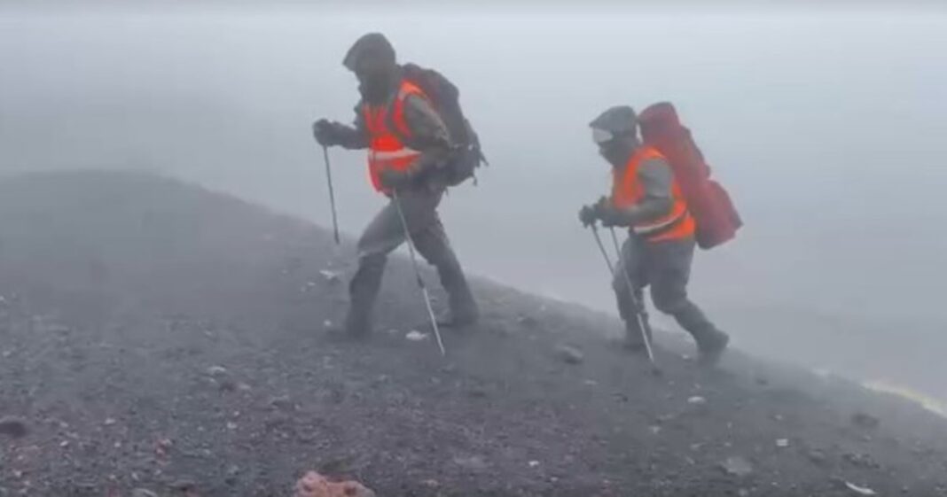 Operativo de búsqueda en el volcán Llaima, Chile, por turista argentino desaparecido.