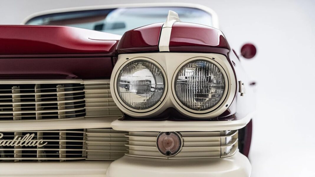 Cadillac Serie 62 descapotable de 1963 personalizado con los colores borgoña y crema de Häagen-Dazs, convertido en heladería sobre ruedas.