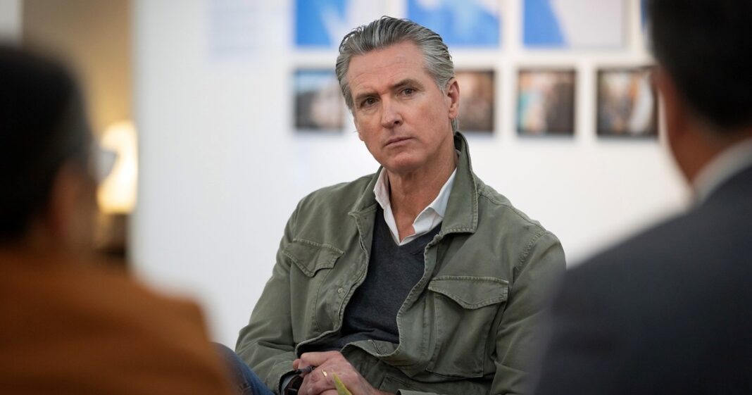 Estación de servicio en California con surtidores de gasolina