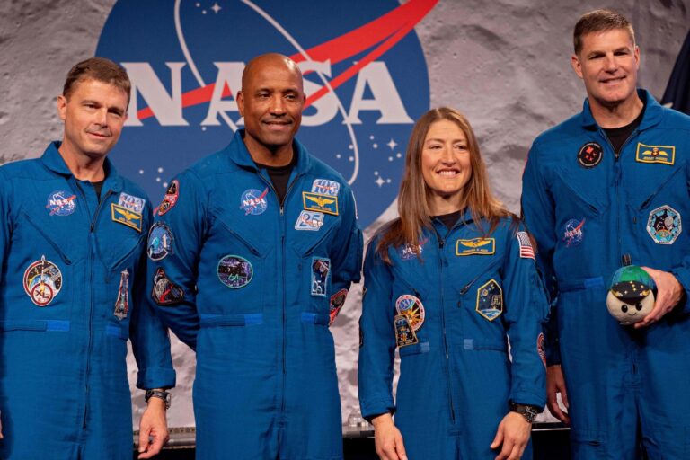Astronautas de la misión Artemis II durante entrenamiento o en entorno simulado