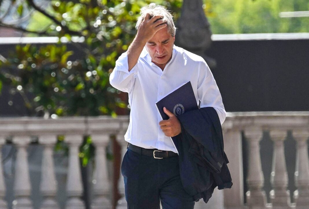 Personas mayores esperando ser atendidas en una sala de un centro de salud.