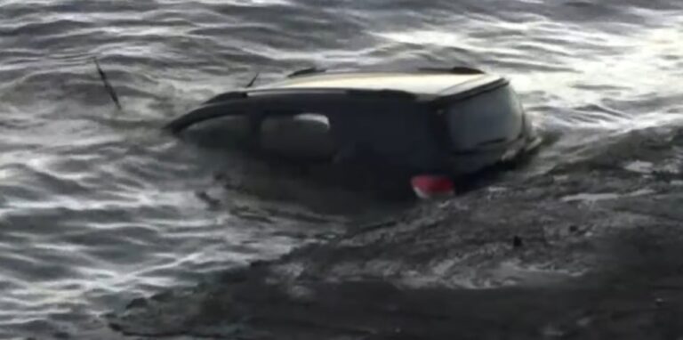 Operativo de rescate en la Costanera Norte de Buenos Aires luego de la caída de una camioneta al Río de la Plata.