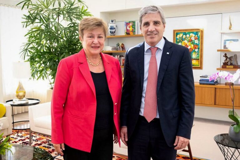El ministro de Economía, Luis Caputo, durante una reunión de trabajo.