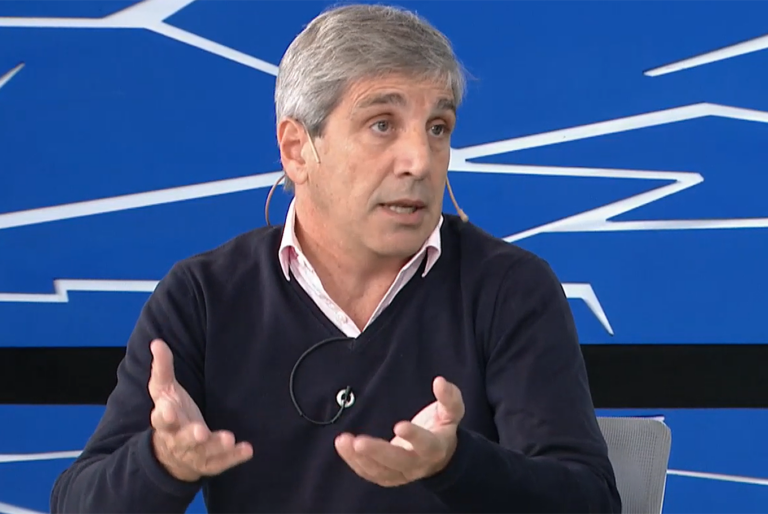 El ministro de Economía, Luis Caputo, durante una entrevista televisiva.
