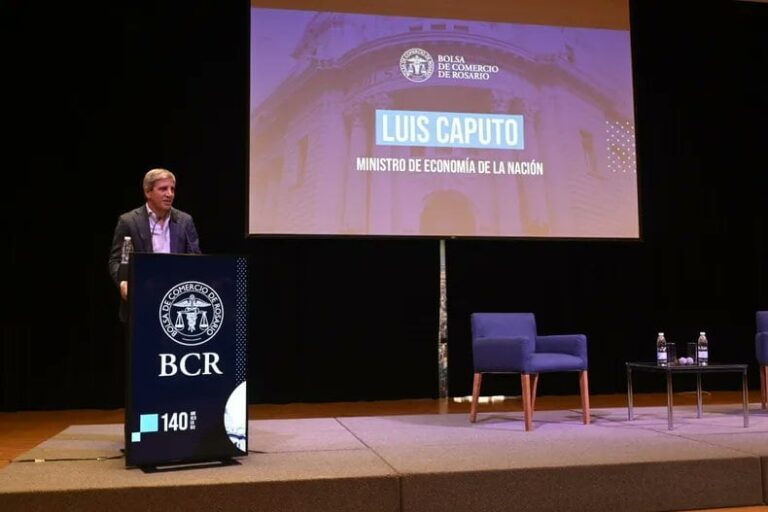 El ministro de Economía Luis Caputo durante una conferencia de prensa.